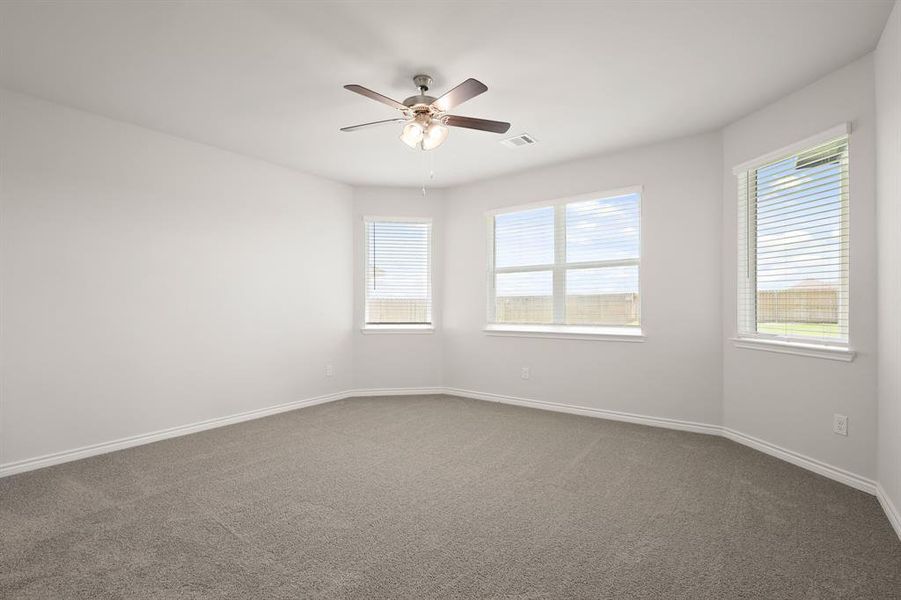 Spacious, unfurnished interior of a new home in Rocky Creek Crossing, Fort Worth (Image 8).