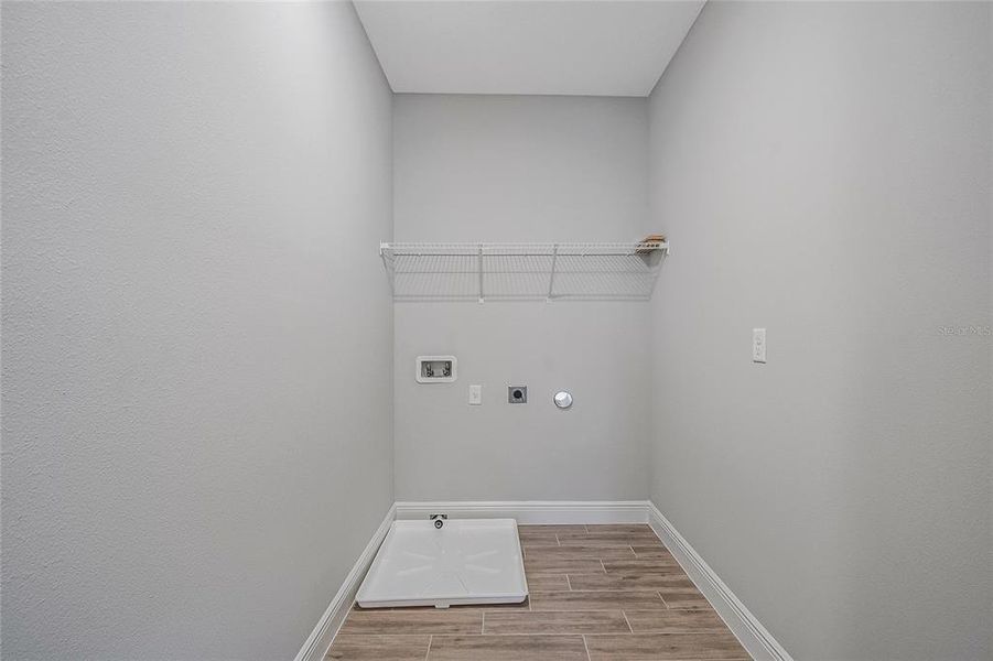 Spacious, unfurnished interior of a new home in , Orlando (Image 21).
