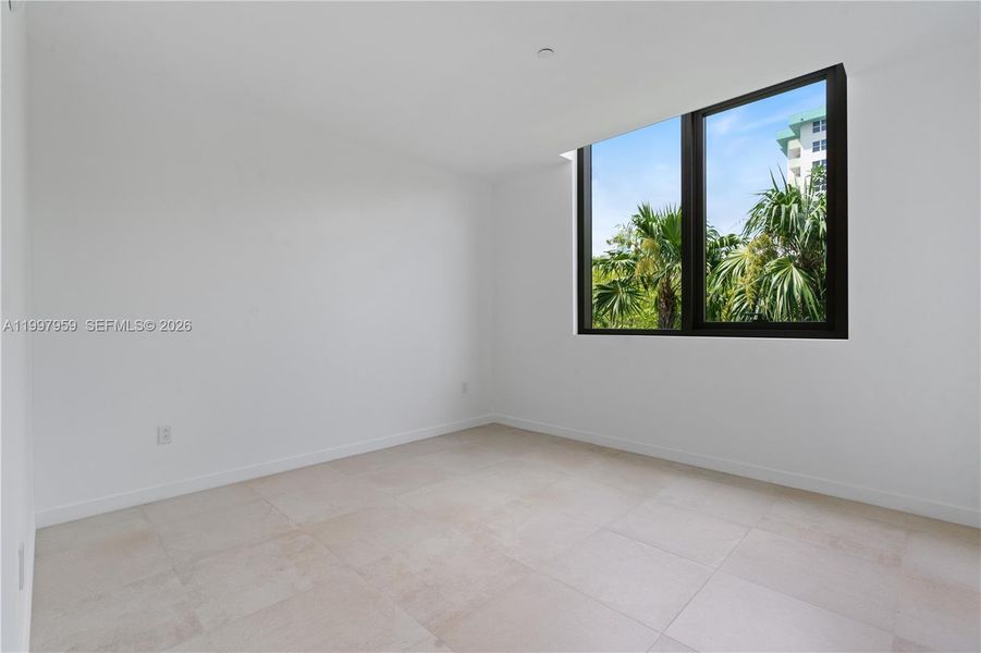 Spacious, unfurnished interior of a new home in Onda, Bay Harbor Islands (Image 20).