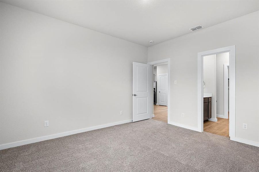 Spacious, unfurnished interior of a new home in Sherman Heights, Sherman (Image 7).