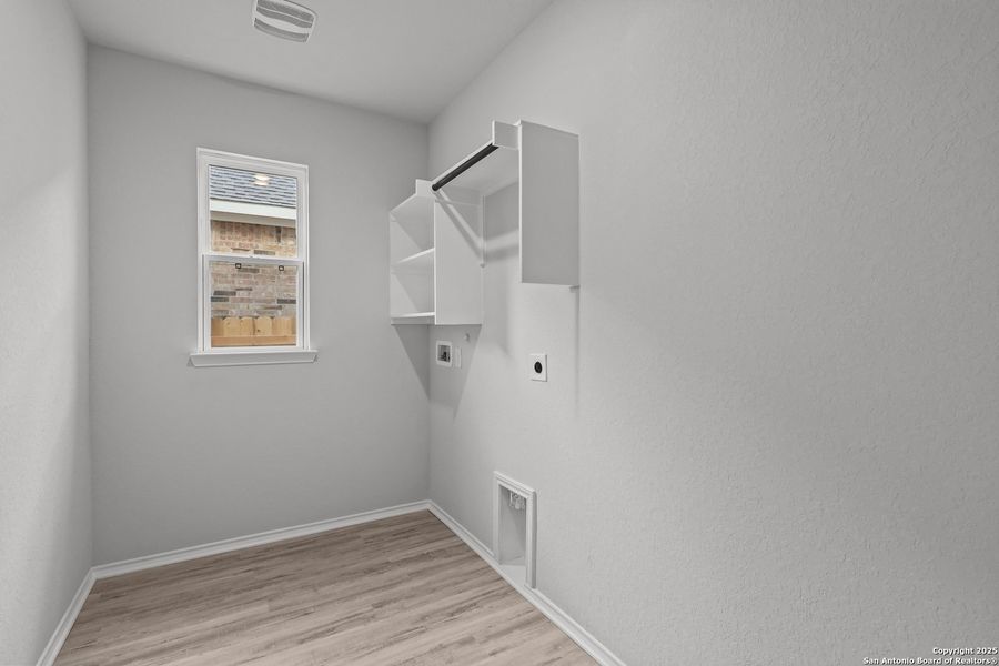 Spacious, unfurnished interior of a new home in Sunflower Ridge, New Braunfels (Image 32).