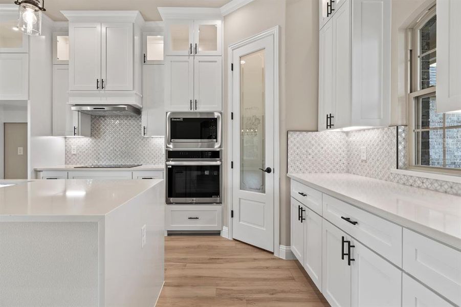 Soft closing drawers and cabinets in this high quality kitchen! Soft closing drawers and cabinets in this high quality kitchen!