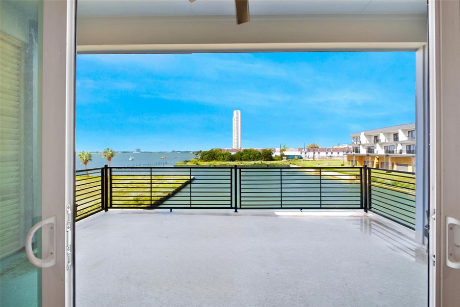 Exterior details and patio area of a home in Lago Pointe, Seabrook (Image 26).