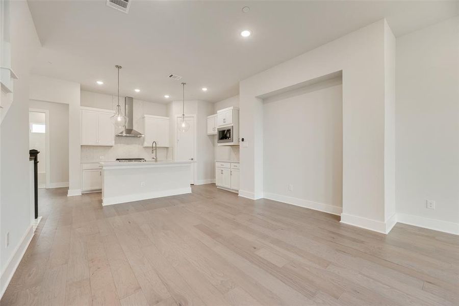 Spacious, unfurnished interior of a new home in Collin Creek, Plano (Image 12). Spacious, unfurnished interior of a new home in Collin Creek, Plano (Image 12).
