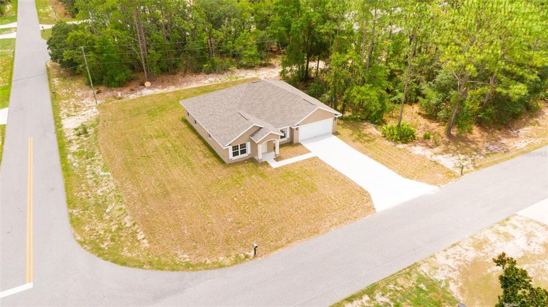 Exterior details and patio area of a home in Marion Oaks, Ocala (Image 3).