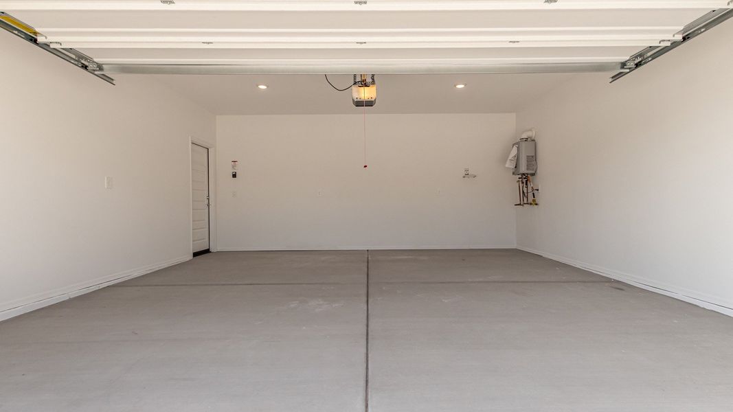 Spacious, unfurnished interior of a new home in Blackhawk, Tucson (Image 33).