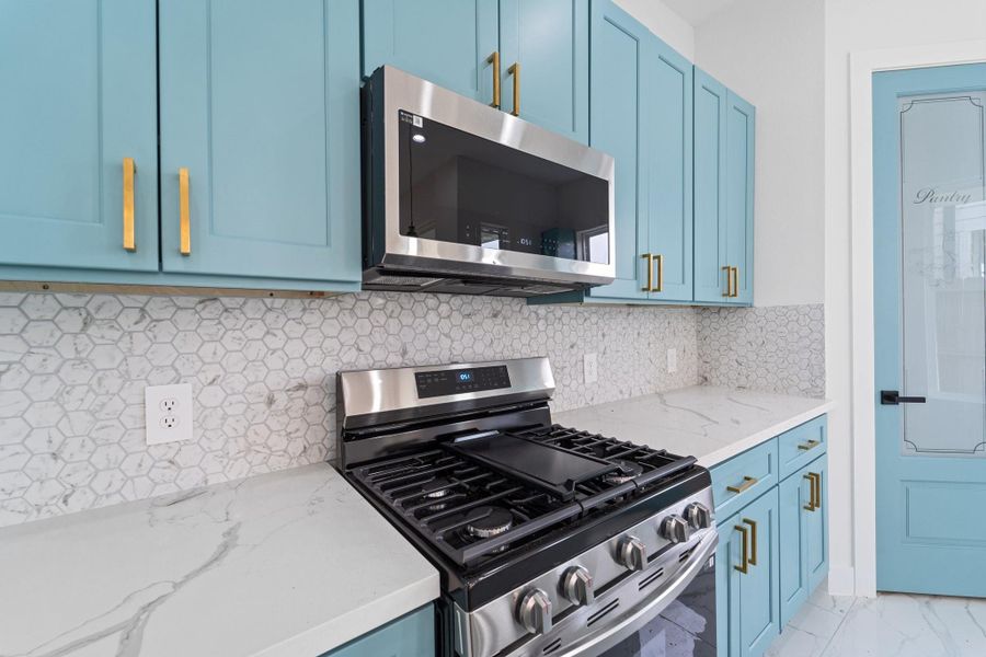 Closer view of Stainless Steel Appliances, Cabinet pulls and Kitchen back splash! Very beautiful! Closer view of Stainless Steel Appliances, Cabinet pulls and Kitchen back splash! Very beautiful!