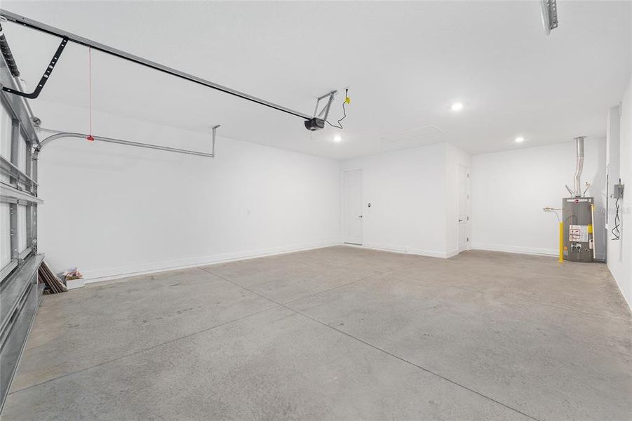 Spacious, unfurnished interior of a new home in , Ocala (Image 39).