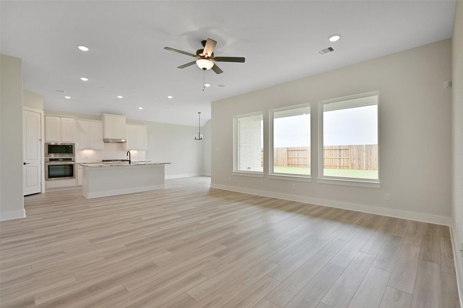 Spacious, unfurnished interior of a new home in Lago Mar, Texas City (Image 17).
