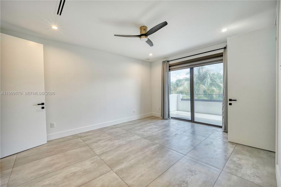Spacious, unfurnished interior of a new home in , Fort Lauderdale (Image 23).