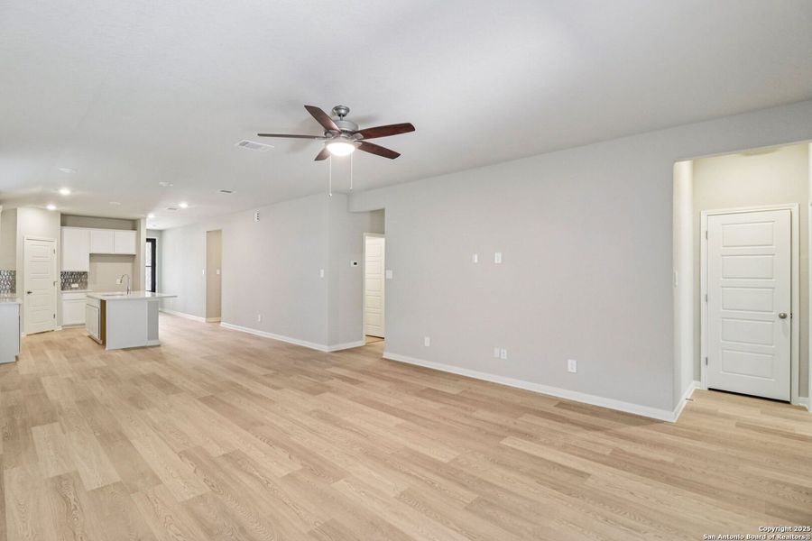 Spacious, unfurnished interior of a new home in Estancia Ranch - Premier Series, San Antonio (Image 17).