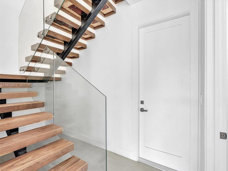 Spacious, unfurnished interior of a new home in , Dania Beach (Image 67).