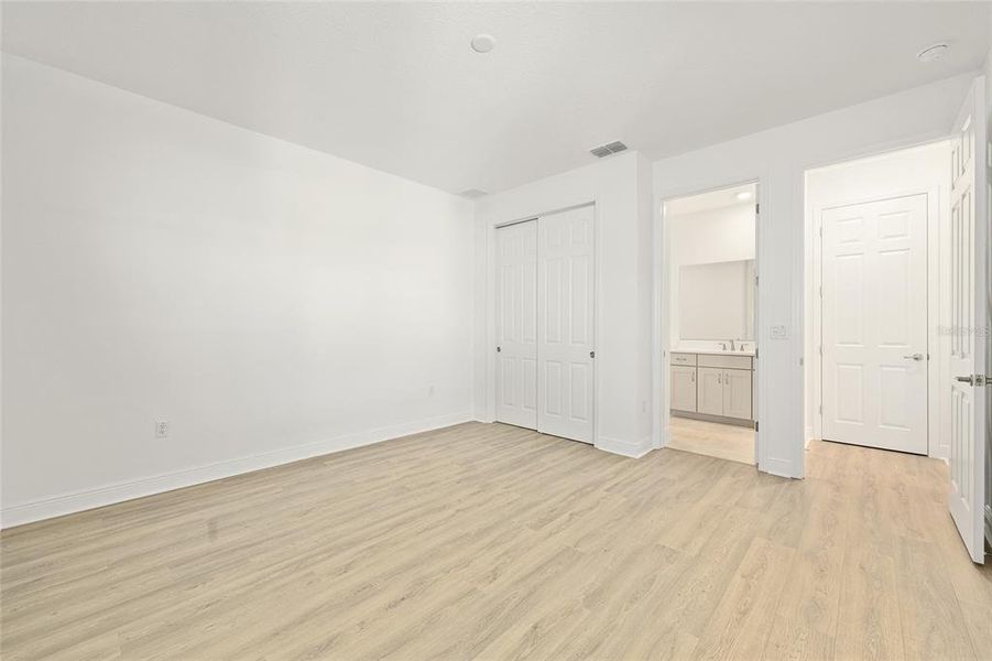 Spacious, unfurnished interior of a new home in , Ocala (Image 30).