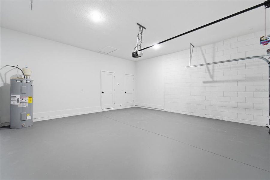 Spacious, unfurnished interior of a new home in , Dunnellon (Image 36).