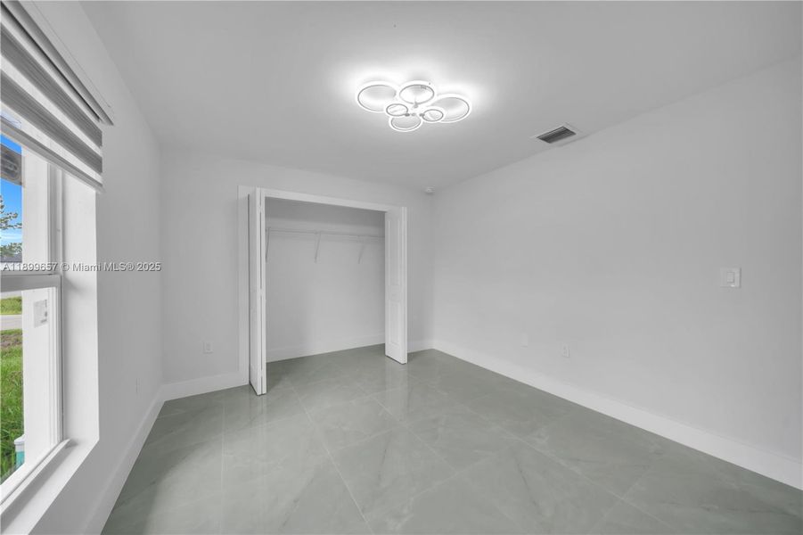 Spacious, unfurnished interior of a new home in , Lehigh Acres (Image 8).