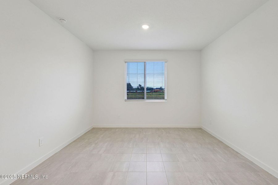 Spacious, unfurnished interior of a new home in Azalea Creek, Jacksonville (Image 19).