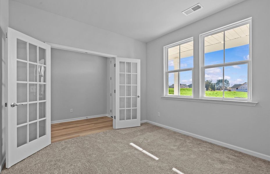 Spacious, unfurnished interior of a new home in Sparrow Creek, Boiling Springs (Image 14).