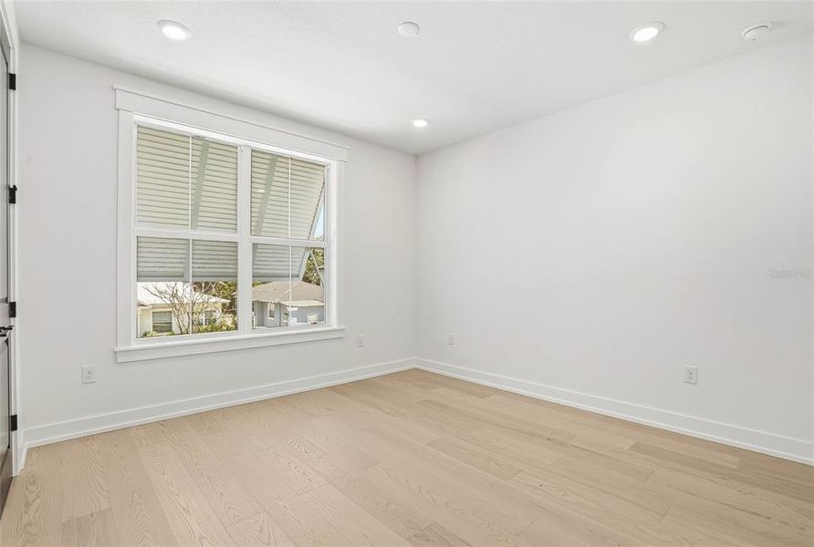 Spacious, unfurnished interior of a new home in , Tampa (Image 60).