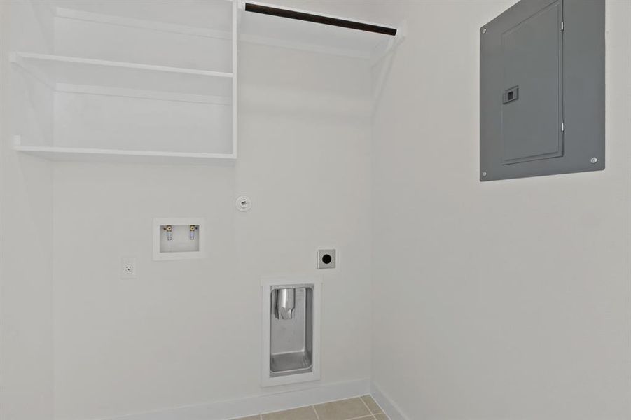 Spacious, unfurnished interior of a new home in Lowry Trails, Princeton (Image 15).