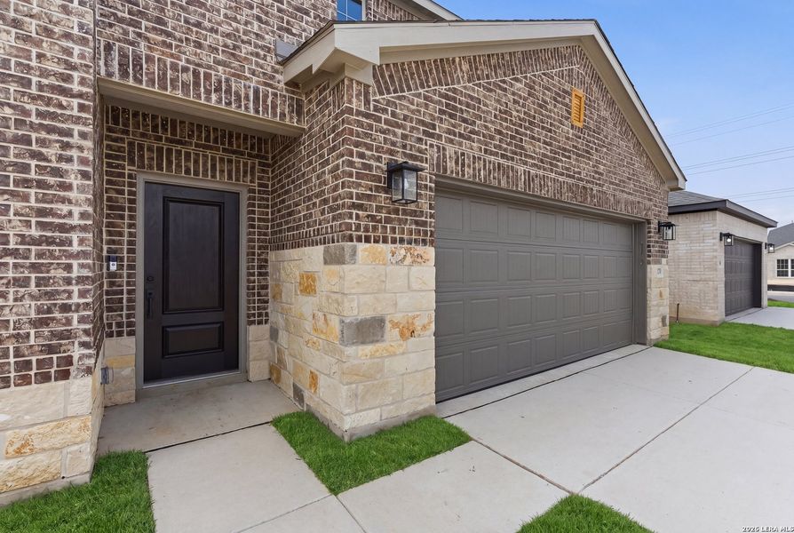 Exterior details and patio area of a home in Nopal Valley, San Antonio (Image 3).