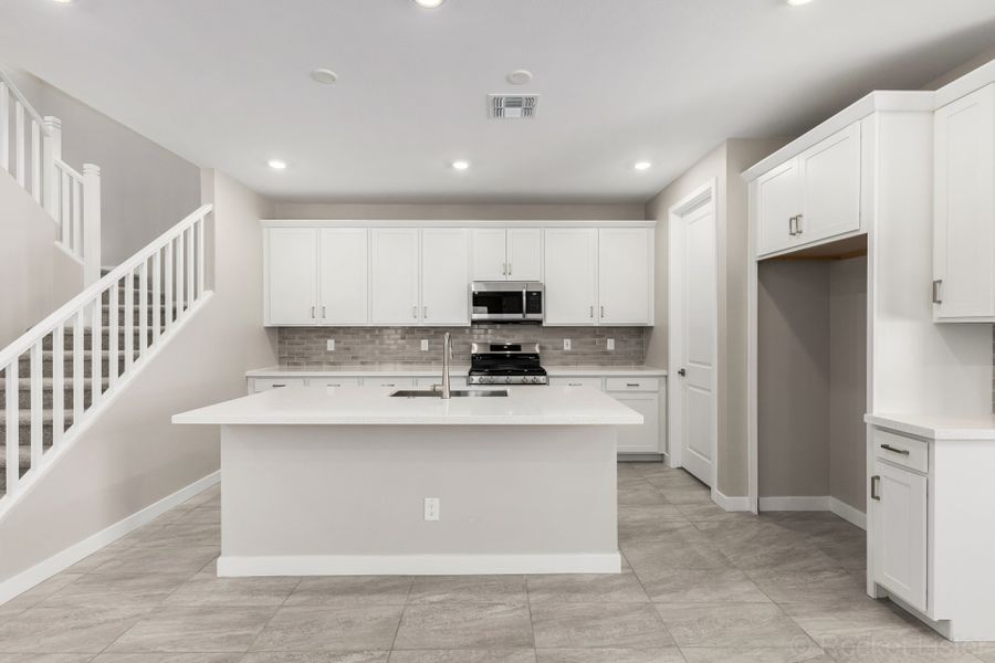 Furnished interior view inside a new home in Rialta, Mesa (Image 3).