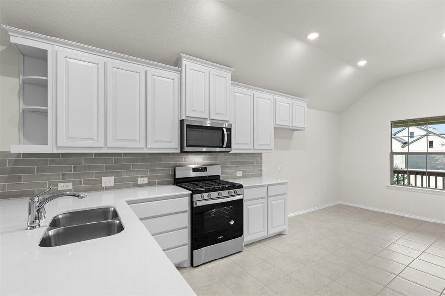 16 923 Beverly  Kitchen 2