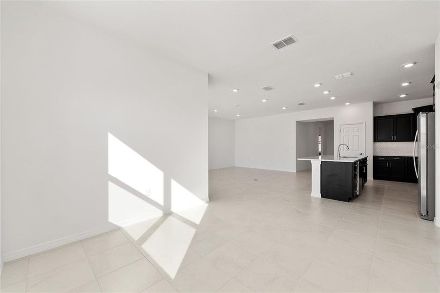 Spacious, unfurnished interior of a new home in Calesa Township, Ocala (Image 33).