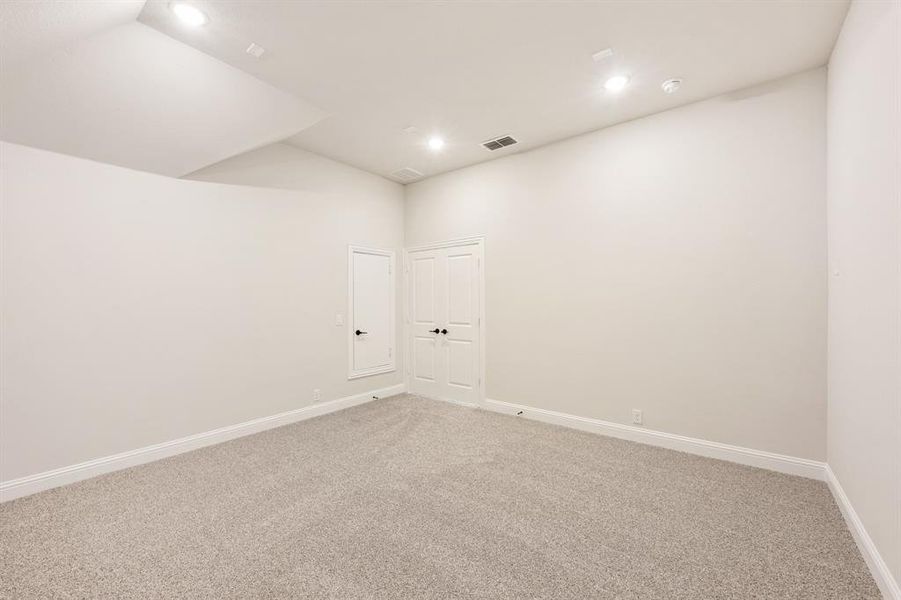 Spacious, unfurnished interior of a new home in Ridge Ranch, Mesquite (Image 31).