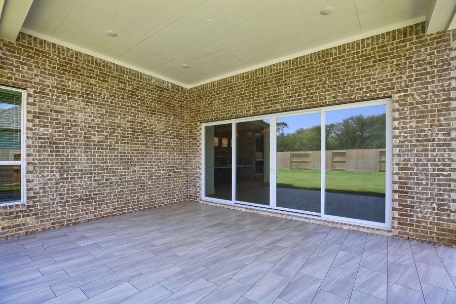 Exterior details and patio area of a home in , Mont Belvieu (Image 4).