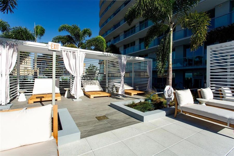 Condo located in St. Petersburg, FL showcasing its design and architecture (Image 16).