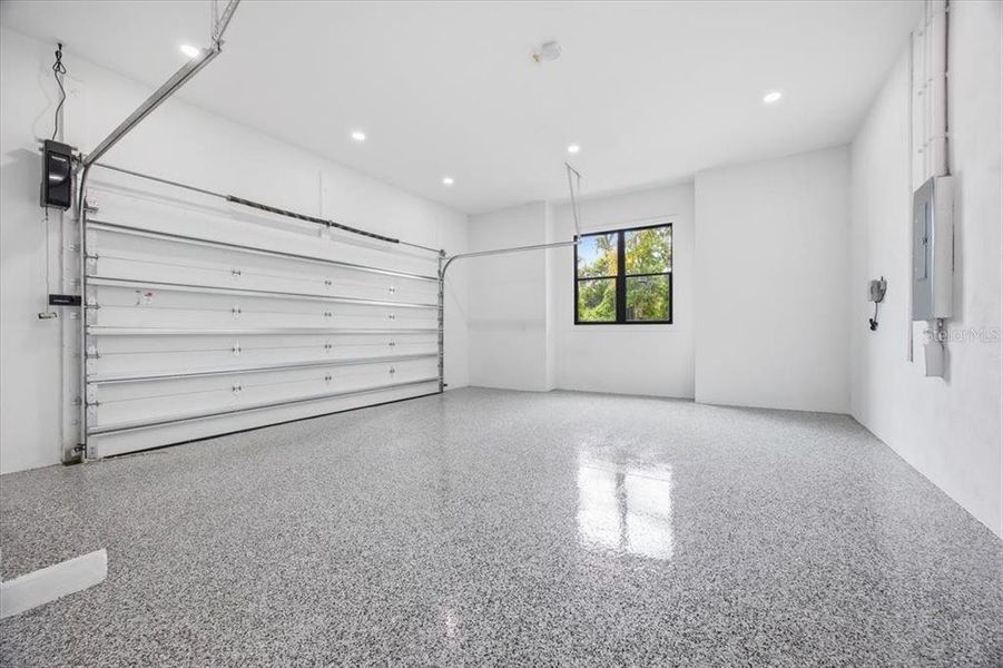 Spacious, unfurnished interior of a new home in , Plant City (Image 25).