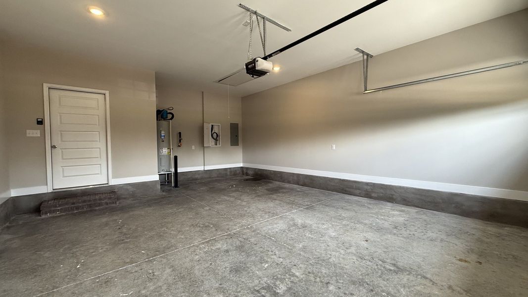 Spacious, unfurnished interior of a new home in Veterans Cove, Murfreesboro (Image 15).