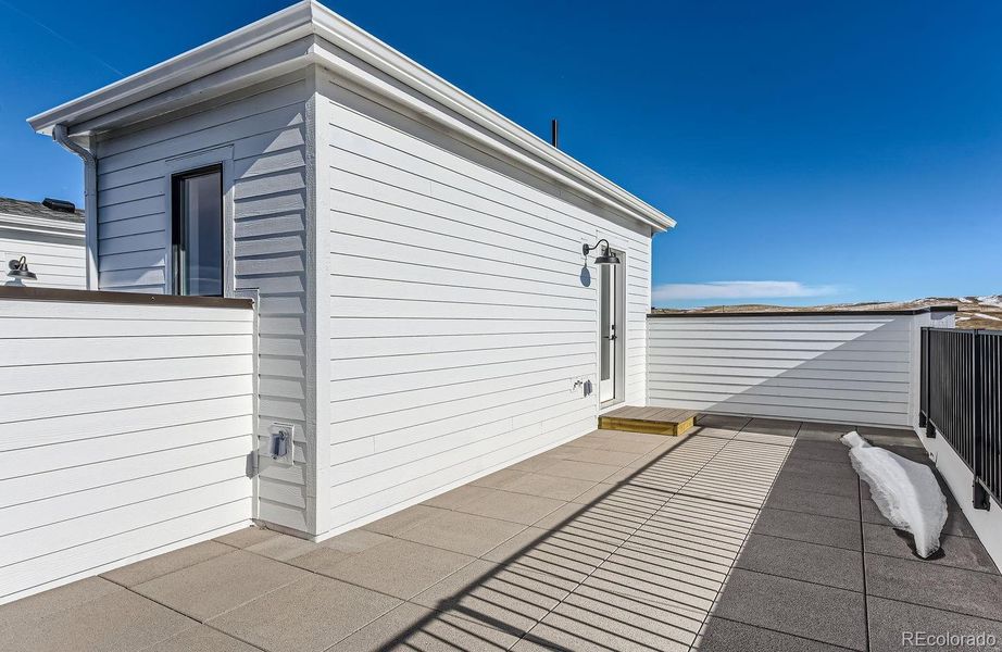 SPACIOUS ROOFTOP DECK