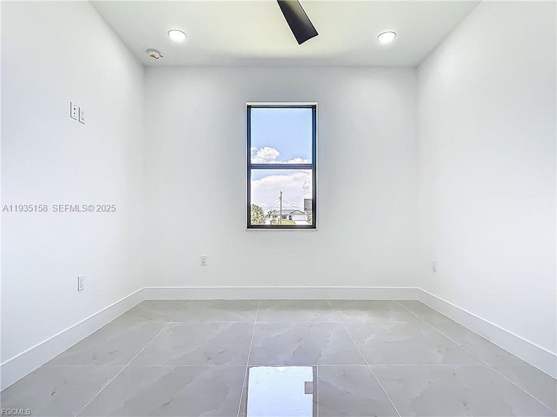 Spacious, unfurnished interior of a new home in , Cape Coral (Image 8).