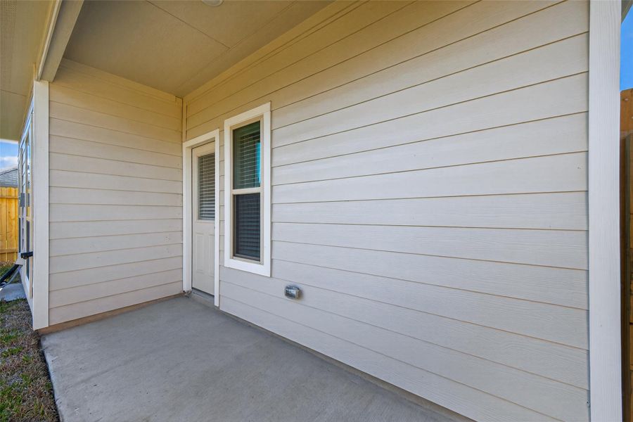 Exterior details and patio area of a home in Woodland Lakes, Huffman (Image 31).