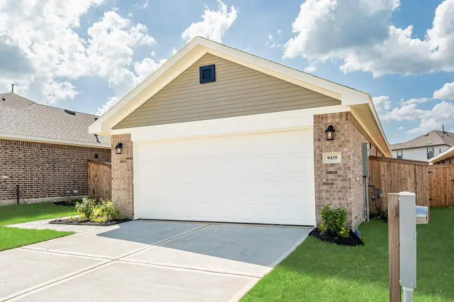 Front exterior of a new home in Stonebrooke, Conroe, TX, highlighting curb appeal (Image 2). Front exterior of a new home in Stonebrooke, Conroe, TX, highlighting curb appeal (Image 2).
