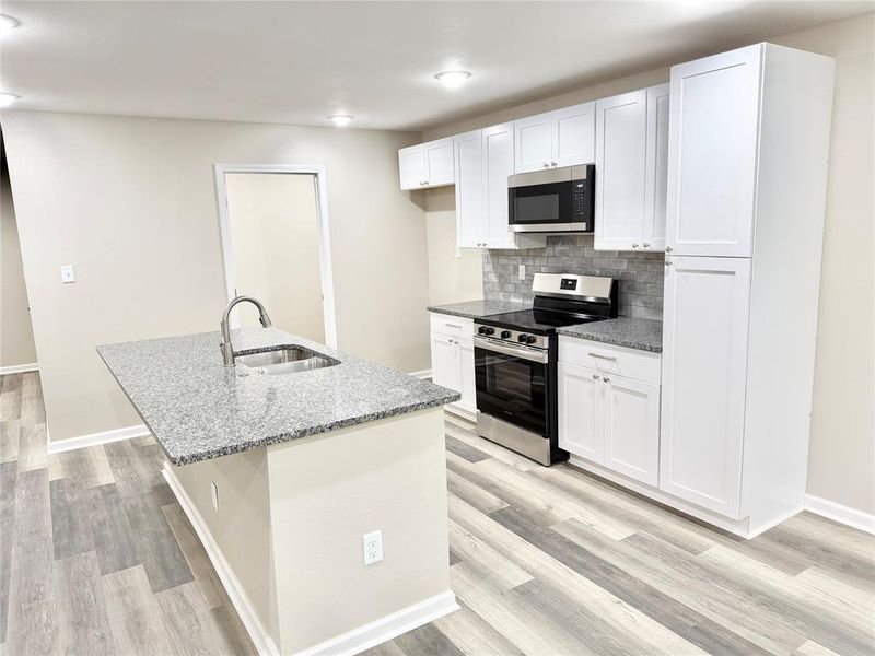 Furnished interior view inside a new home in , Gladewater (Image 10).