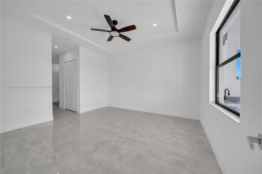Spacious, unfurnished interior of a new home in , Cape Coral (Image 9).