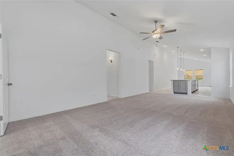 Spacious, unfurnished interior of a new home in Turnbo Ranch, Killeen (Image 23).