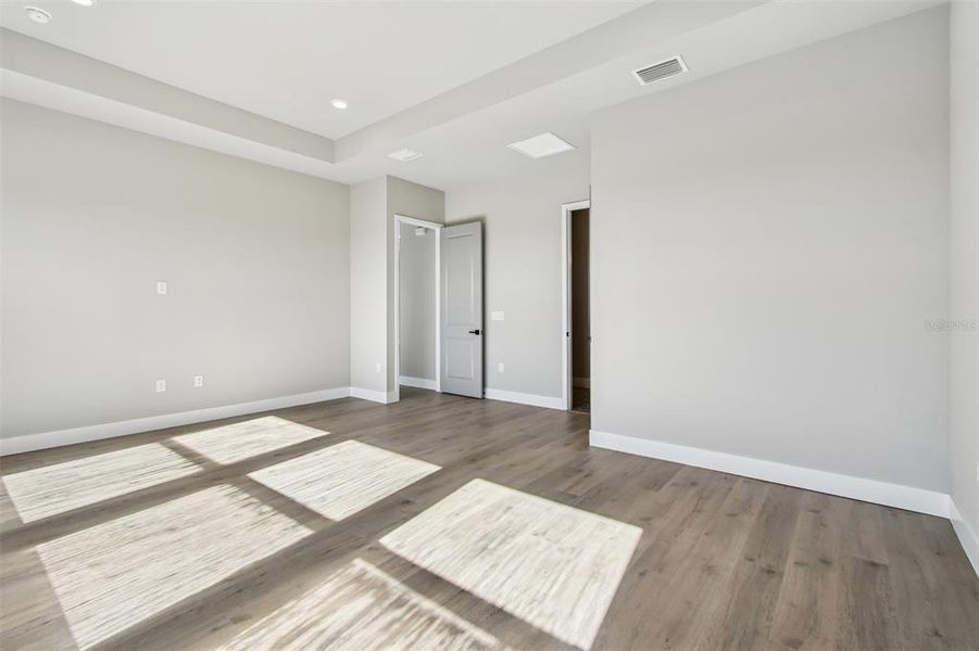 Spacious, unfurnished interior of a new home in Palmera Wellen Park - Classic Series, Venice (Image 25). Spacious, unfurnished interior of a new home in Palmera Wellen Park - Classic Series, Venice (Image 25).