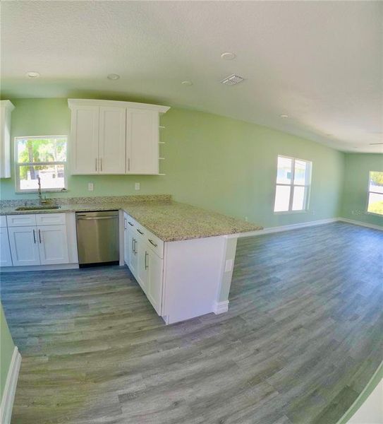 Spacious, unfurnished interior of a new home in , Tampa (Image 10).