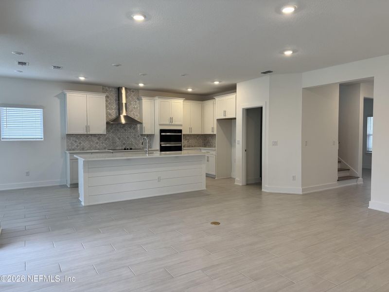 Spacious, unfurnished interior of a new home in Pirates Bluff, Yulee (Image 7).
