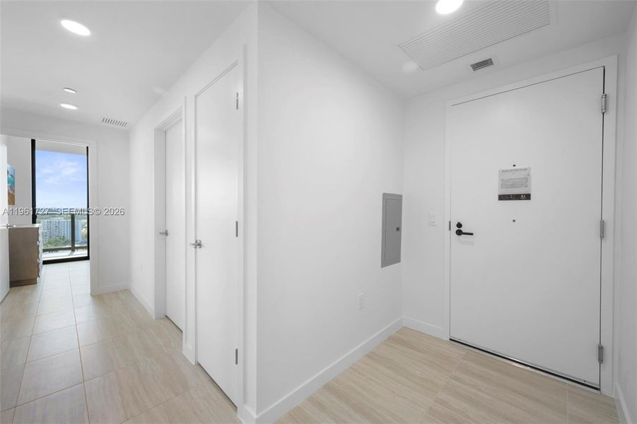 Spacious, unfurnished interior of a new home in , Miami Beach (Image 20).