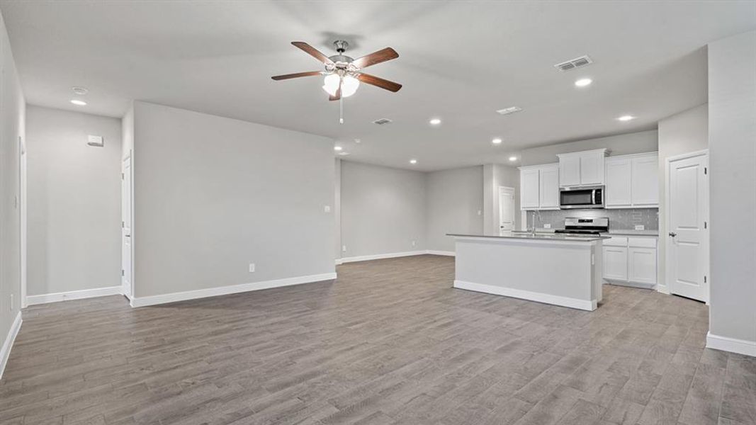 Spacious, unfurnished interior of a new home in Trails of Elizabeth Creek, Fort Worth (Image 18).