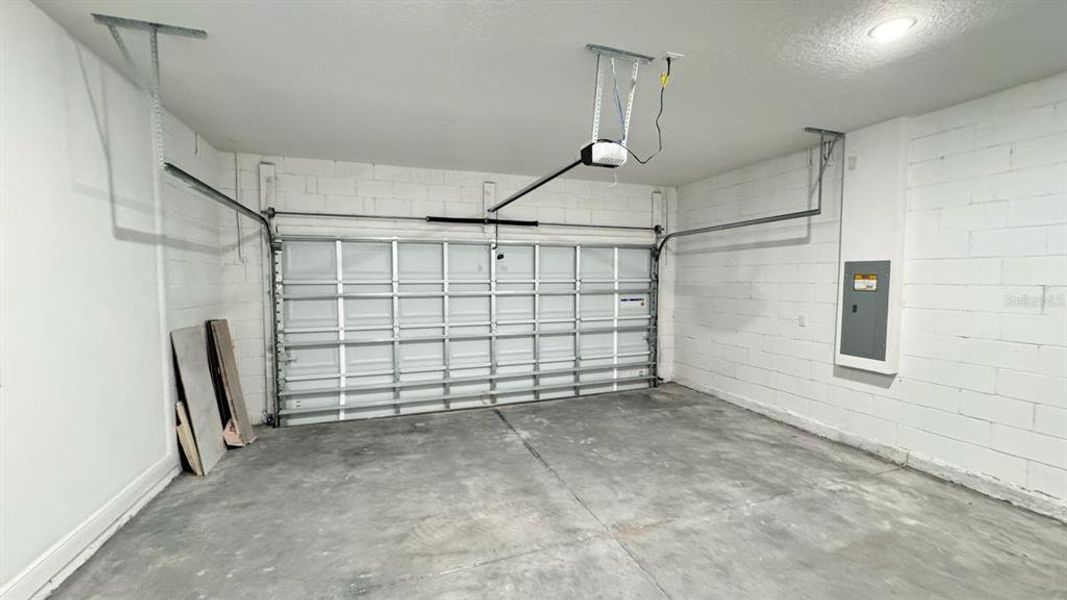 Spacious, unfurnished interior of a new home in , Citrus Springs (Image 21).