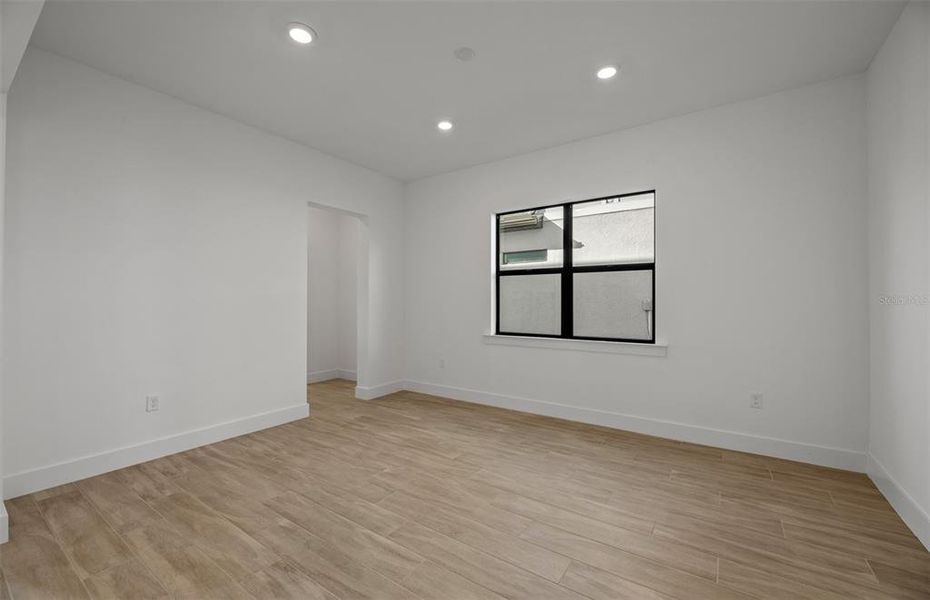 Spacious, unfurnished interior of a new home in , Bradenton (Image 27).