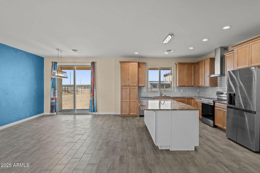 Dining & Kitchen Dining & Kitchen