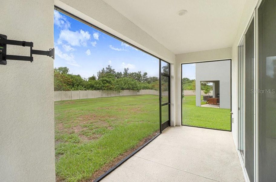 Exterior details and patio area of a home in , Apollo Beach (Image 3).