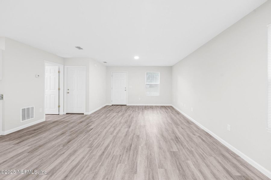 Spacious, unfurnished interior of a new home in , Jacksonville (Image 19).
