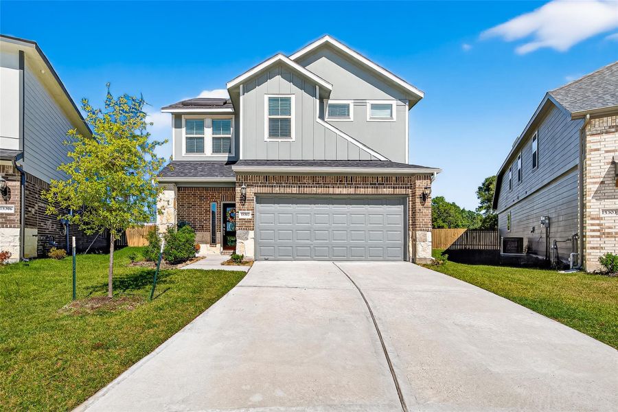 Front exterior of a new home in Anderson Lakes, Houston, TX, highlighting curb appeal (Image 1). Front exterior of a new home in Anderson Lakes, Houston, TX, highlighting curb appeal (Image 1).